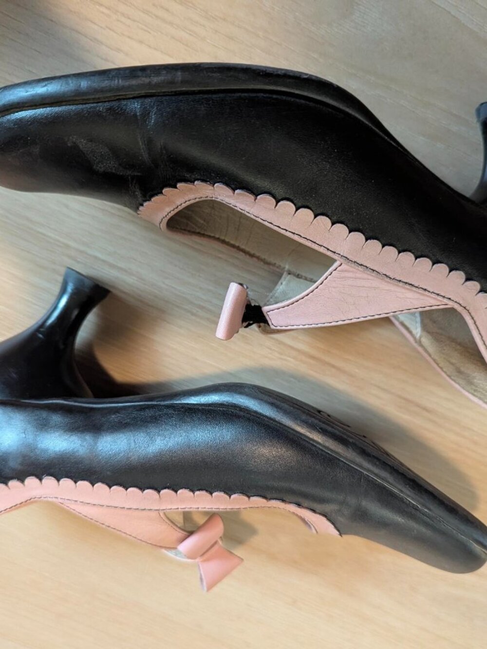 John Fluevog Black Pink Leather Pumps with Bow and Scalloped Trim - Picture 2 of 4